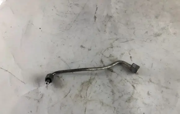 KIA Sorento Fuel injector supply line/pipe 