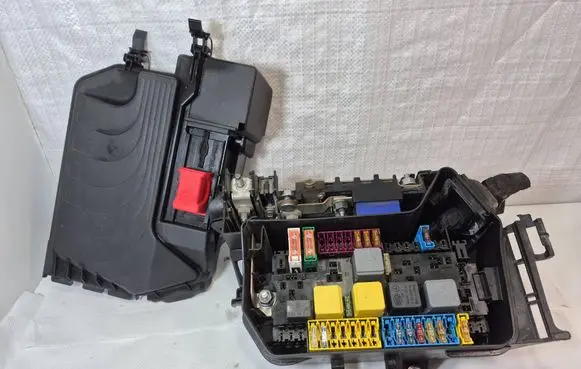 Mercedes-Benz B W246 W242 Fuse box cover A2465400182
