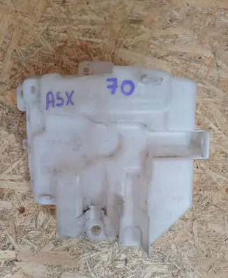 Mitsubishi ASX Windshield washer fluid reservoir/tank