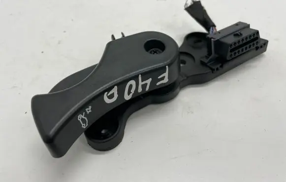 BMW 1 F40 Engine bonnet (hood) release handle 7326518