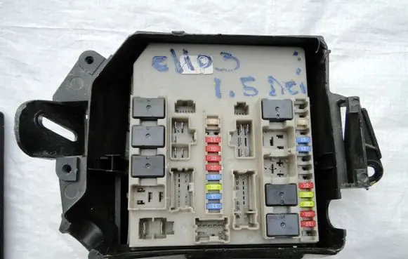 Renault Modus Fuse module 902446