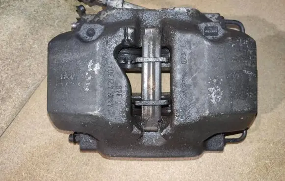 BMW 5 G30 G31 Front brake caliper 6883733 688373301