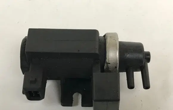 BMW 5 E39 Vacuum valve 2247906 72270600