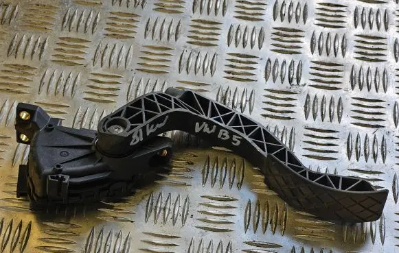 Volkswagen PASSAT B5 Accelerator throttle pedal 8D1721523 6PV00777007