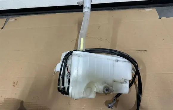 Toyota Land Cruiser (J150) Windshield washer fluid reservoir/tank 