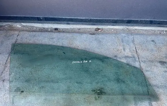 Ford Focus Front door window glass four-door JX7BA21410D