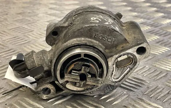 Ford Focus Vacuum pump D1562B 25070
