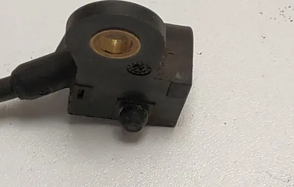 Volkswagen Golf VI Camshaft position sensor 9805940