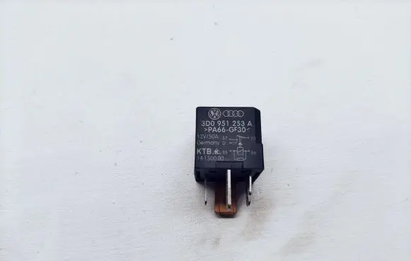 Volkswagen Touran I Other relay 3D0951253A