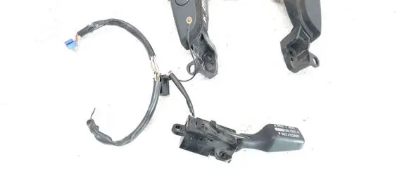 Toyota Avensis T250 Steering wheel buttons/switches 75B596