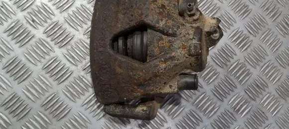 Volkswagen Golf IV Front brake caliper