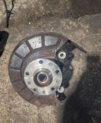 Volkswagen PASSAT B7 Front wheel hub