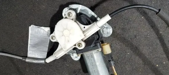 Renault Megane I Front door window regulator motor 0130821721