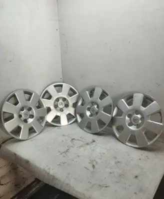 Toyota Avensis T250 R15 wheel hub/cap/trim 