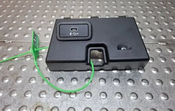 BMW 3 G20 G21 USB socket connector S27705838 8711939 6807232