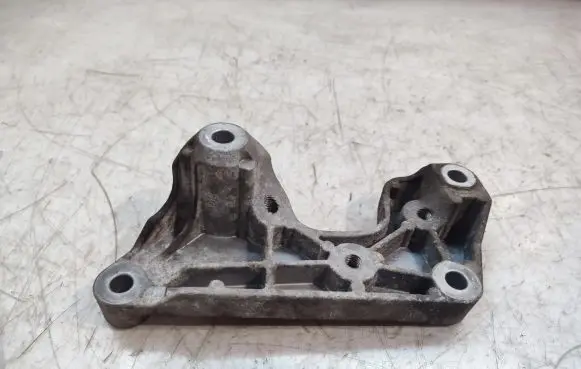 Volvo V70 Engine mounting bracket