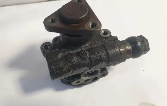 Volkswagen PASSAT B5 Power steering pump 8D0145177Q