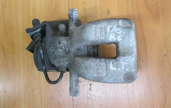 Volkswagen PASSAT B6 Rear brake caliper