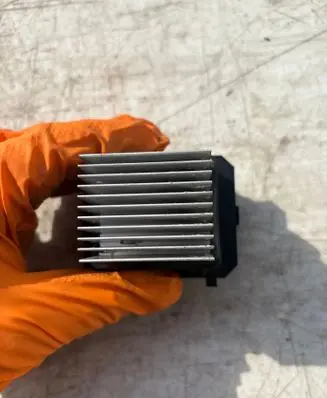 Renault Trafic III (X82) Heater blower motor/fan resistor T1031332XB
