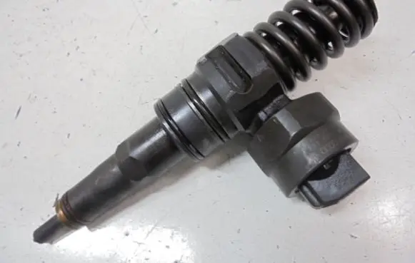 Audi A4 S4 B5 8D Fuel injector 038130073F
