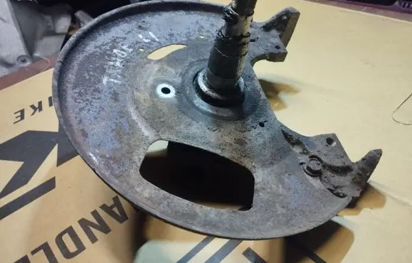 Chevrolet Tahoe Front wheel hub spindle knuckle