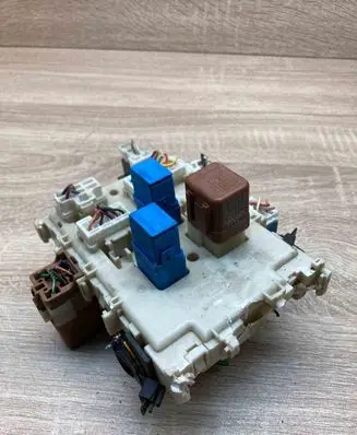 Nissan Primera Fuse module 24350AV700 1116051
