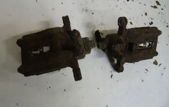 Honda CR-V Rear brake caliper