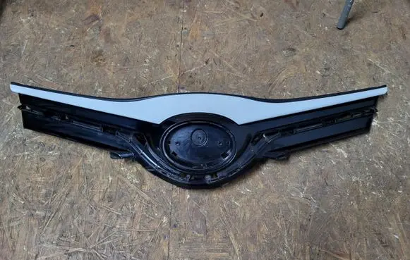 Toyota Yaris ACC Distronic radar sensor grill/trim 25896432105