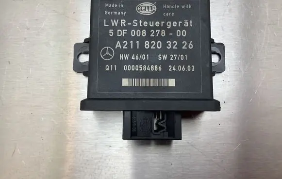 Mercedes-Benz E W211 Light module LCM 5DF00827800 0000584886 A2118203226