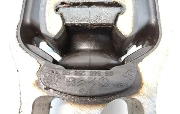 Peugeot 208 Engine mount bracket 9826527880