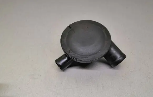 Volkswagen PASSAT B4 Breather valve 028129101D 3911170975