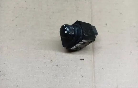 Suzuki Swift I Wing mirror switch 62J00 1645T