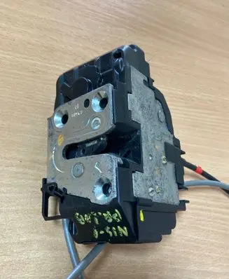 Nissan Note (E11) Front door lock 4207H