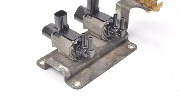 Volvo S40 Valve vacuum 4M5G-9A500-NB