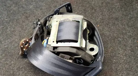 Middle seatbelt (rear)