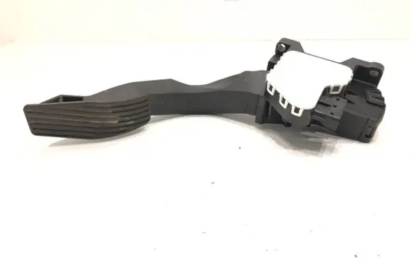 Accelerator throttle pedal