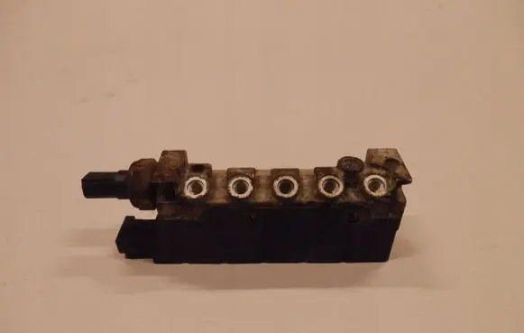 Mercedes-Benz S W220 Air suspension valve block 2203200258