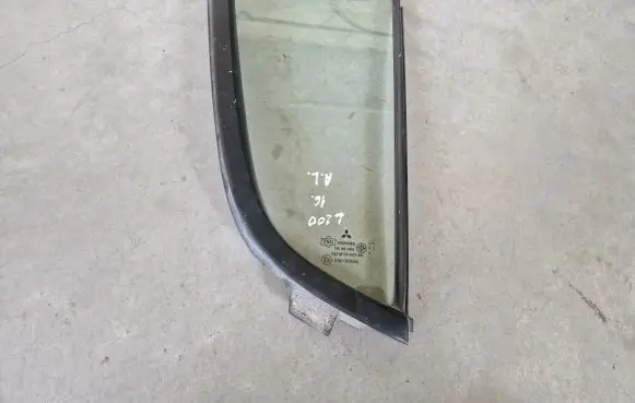 Mitsubishi L200 Rear vent window glass 