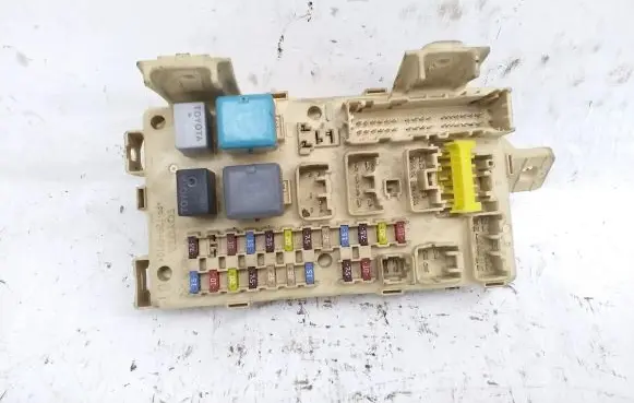 Toyota Avensis T250 Fuse module 905763 4070490389 04021618372501
