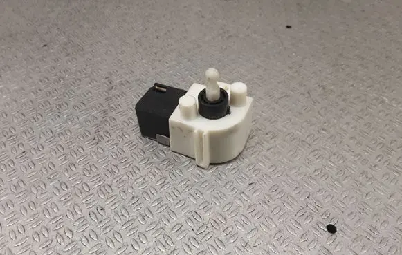 Chevrolet Volt I Headlight level adjustment motor 