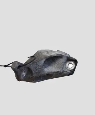 Toyota RAV 4 (XA50) Engine mounting bracket