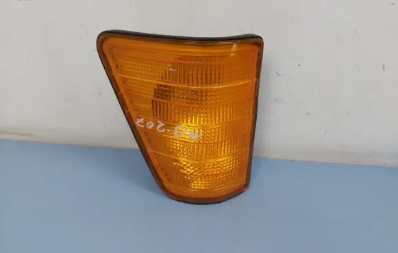 Mercedes-Benz 207 310 Front indicator light 32757R6