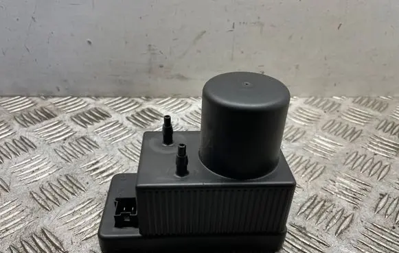 Mercedes-Benz E W211 Central locking vacuum pump 2038000048 0132006365