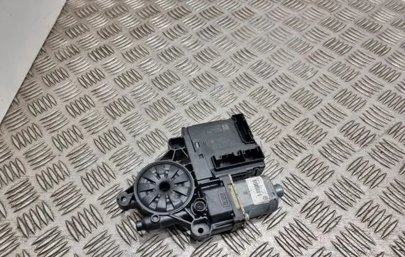 Volkswagen PASSAT B7 Front door window regulator motor 3C0959793C 3AA959701A 0130822451