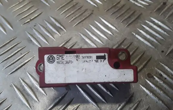 Volkswagen Golf IV Airbag deployment crash/impact sensor IJ0909606D 5WK42350