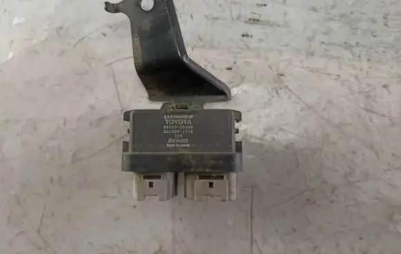 Toyota Land Cruiser (HDJ90) ABS relay 8826335090 0610001710