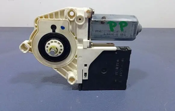 Seat Altea XL Front door window regulator with motor 5P0837402