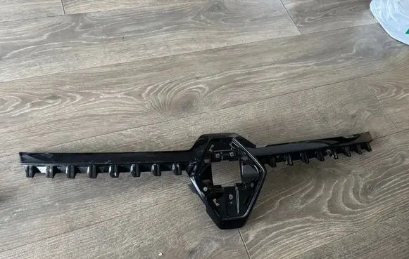 Renault Austral Front bumper upper radiator grill 095010