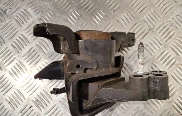Toyota Avensis T270 Engine mount bracket 123050R030 123150R020