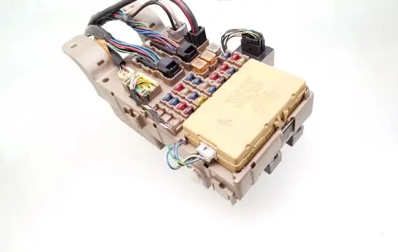 Toyota Corolla Verso E121 Fuse module 8264113040 2323000231 8198050030
